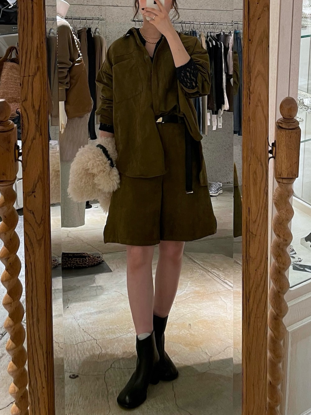 グリーン系のその他パンツ、グリーン系のその他アウター、ホワイト系のショルダーバッグを着用したレディースの秋コーディネートの3枚目の写真