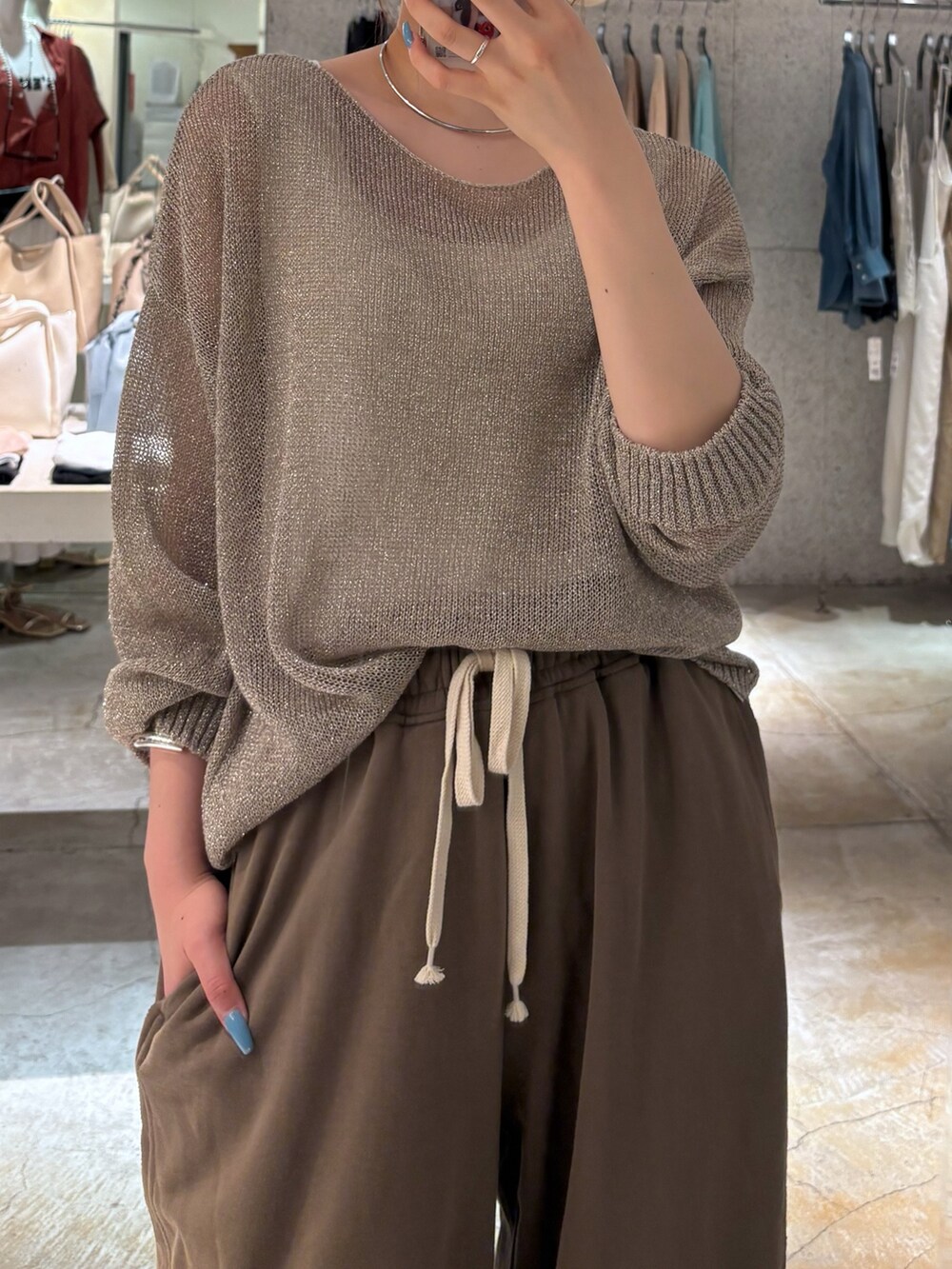 ブラウン系のその他パンツ、ゴールド系のニット/セーター、シルバー系のサンダルを着用したレディースの夏コーディネートの3枚目の写真