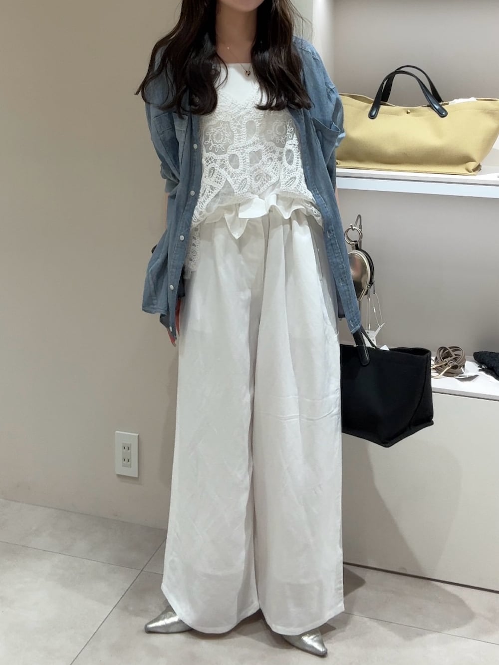 ホワイト系のその他パンツ、ホワイト系のシャツ/ブラウス、ホワイト系のTシャツ/カットソーを着用したレディースの春コーディネートの2枚目の写真