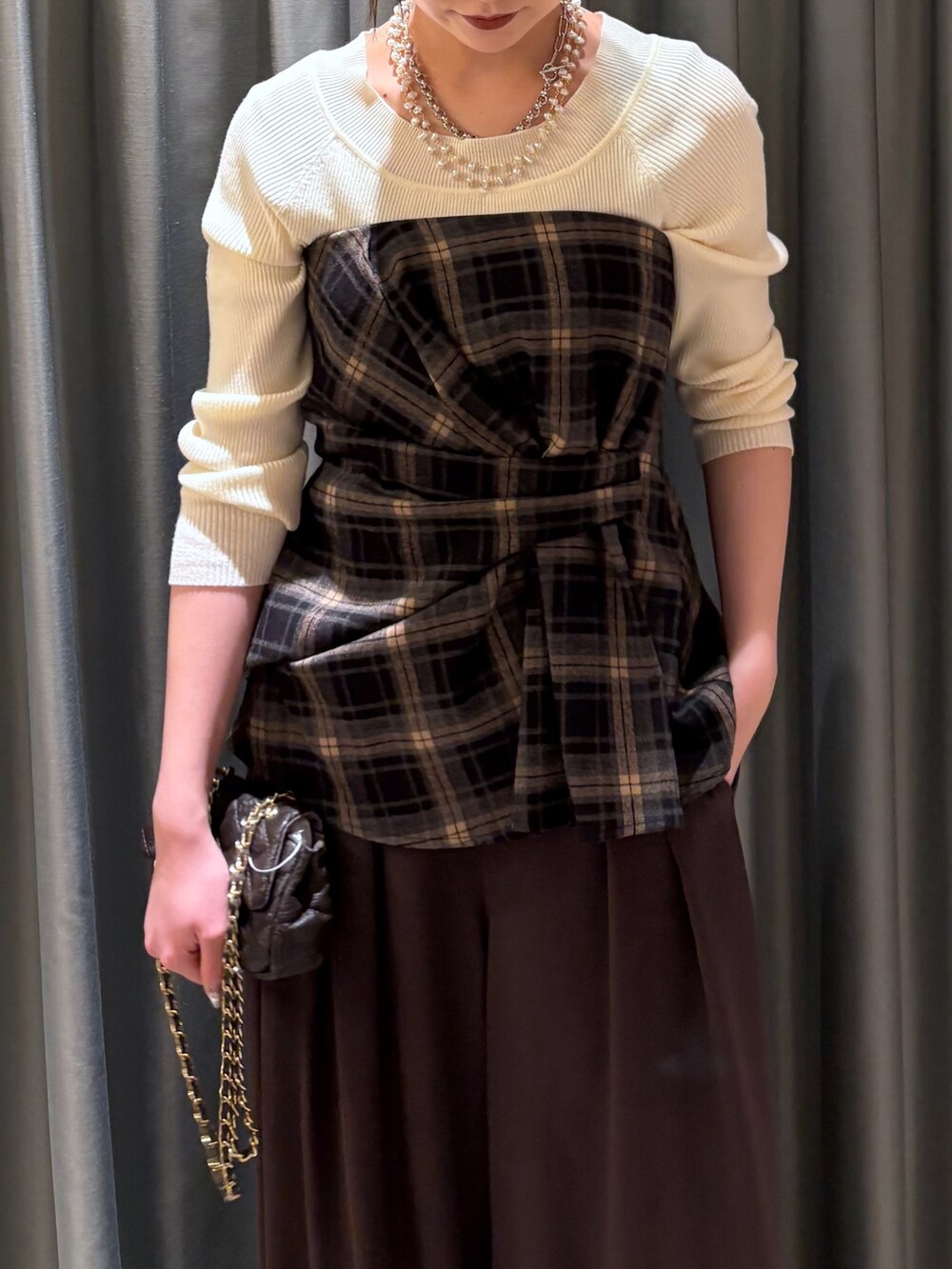 ブラック系のその他トップス、ブラウン系のスラックス、ブラウン系のショルダーバッグを着用したレディースの冬コーディネートの4枚目の写真