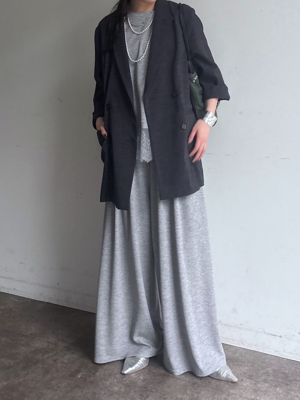 グレー系のその他パンツ、グレー系のTシャツ/カットソー、グレー系のテーラードジャケットを着用したレディースの春コーディネートの3枚目の写真