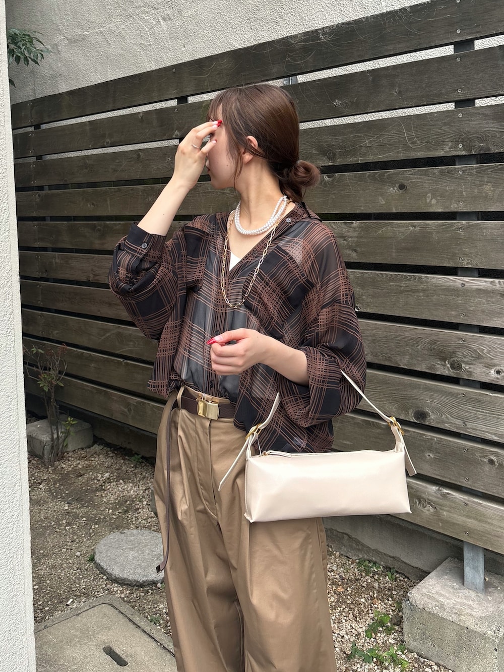 ブラック系のシャツ/ブラウス、ベージュ系のその他パンツ、ホワイト系のショルダーバッグを着用したレディースの夏コーディネートの5枚目の写真