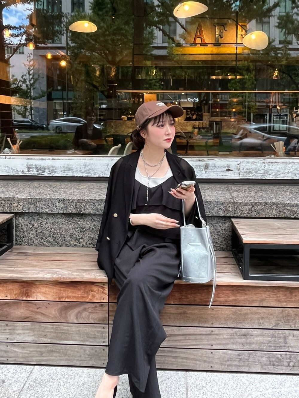 ブラック系のテーラードジャケット、グレー系のタンクトップ、ブラック系のつなぎ/オールインワンを着用したレディースの夏コーディネートの3枚目の写真