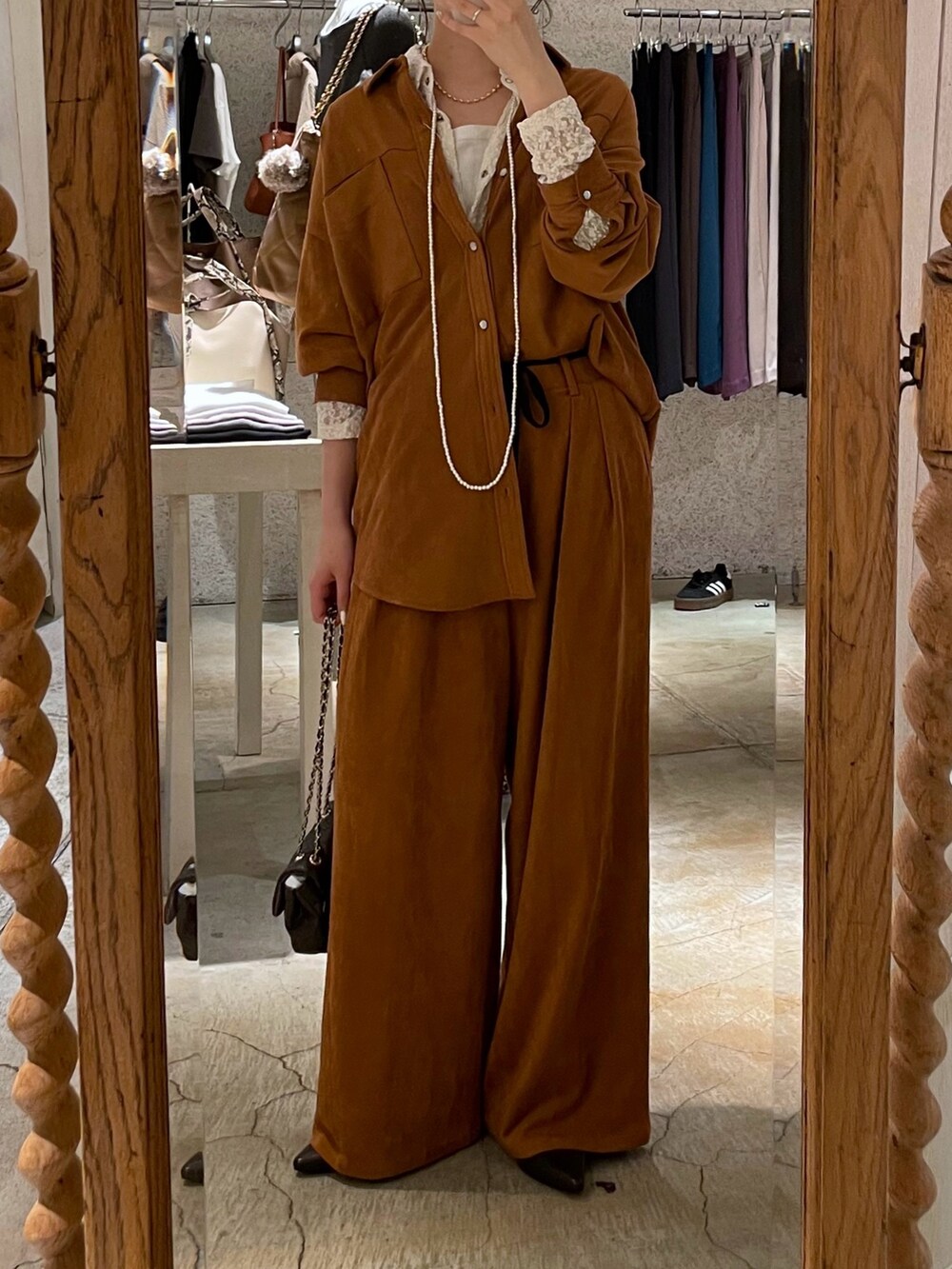 イエロー系のその他パンツ、イエロー系のシャツ/ブラウス、ホワイト系のシャツ/ブラウスを着用したレディースの秋コーディネートの3枚目の写真