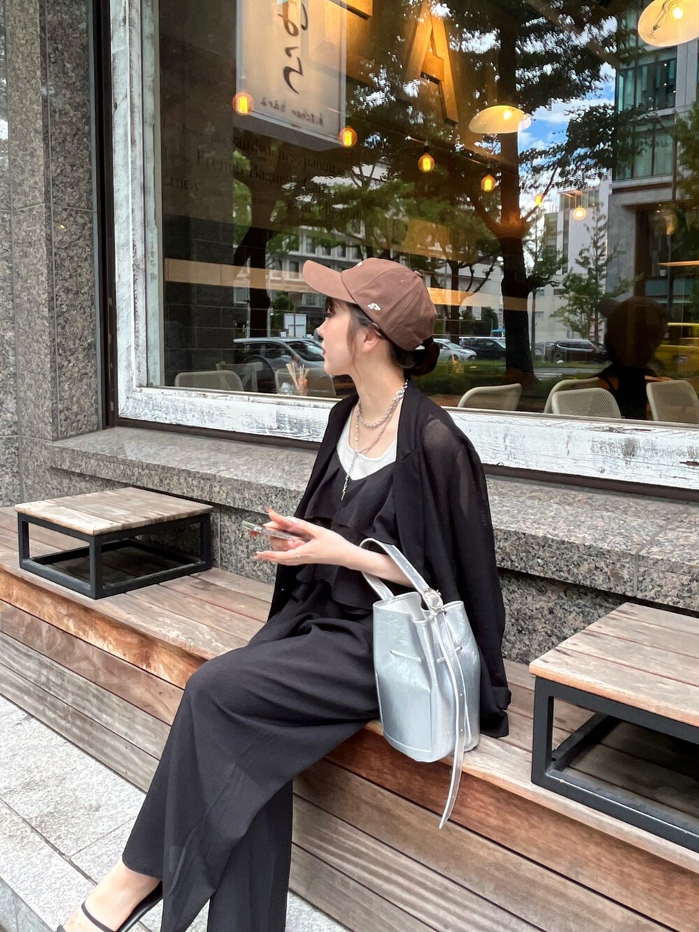 ブラック系のテーラードジャケット、グレー系のタンクトップ、ブラック系のつなぎ/オールインワンを着用したレディースの夏コーディネートの5枚目の写真