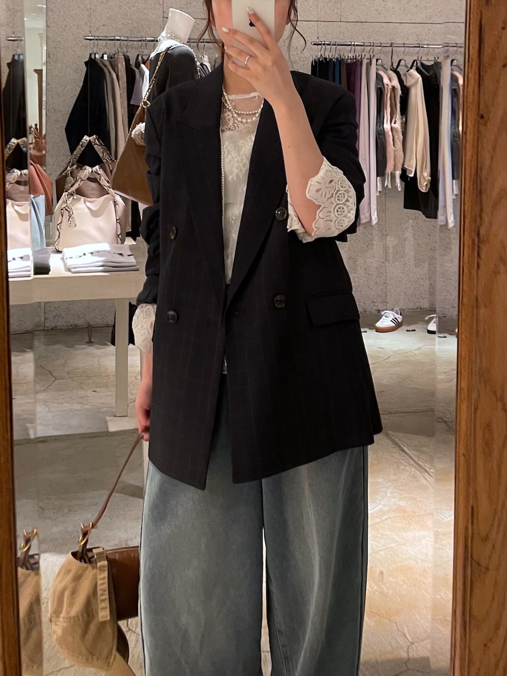 ブルー系のその他パンツ、グレー系のテーラードジャケット、ブラウン系のショルダーバッグを着用したレディースの秋コーディネートの3枚目の写真