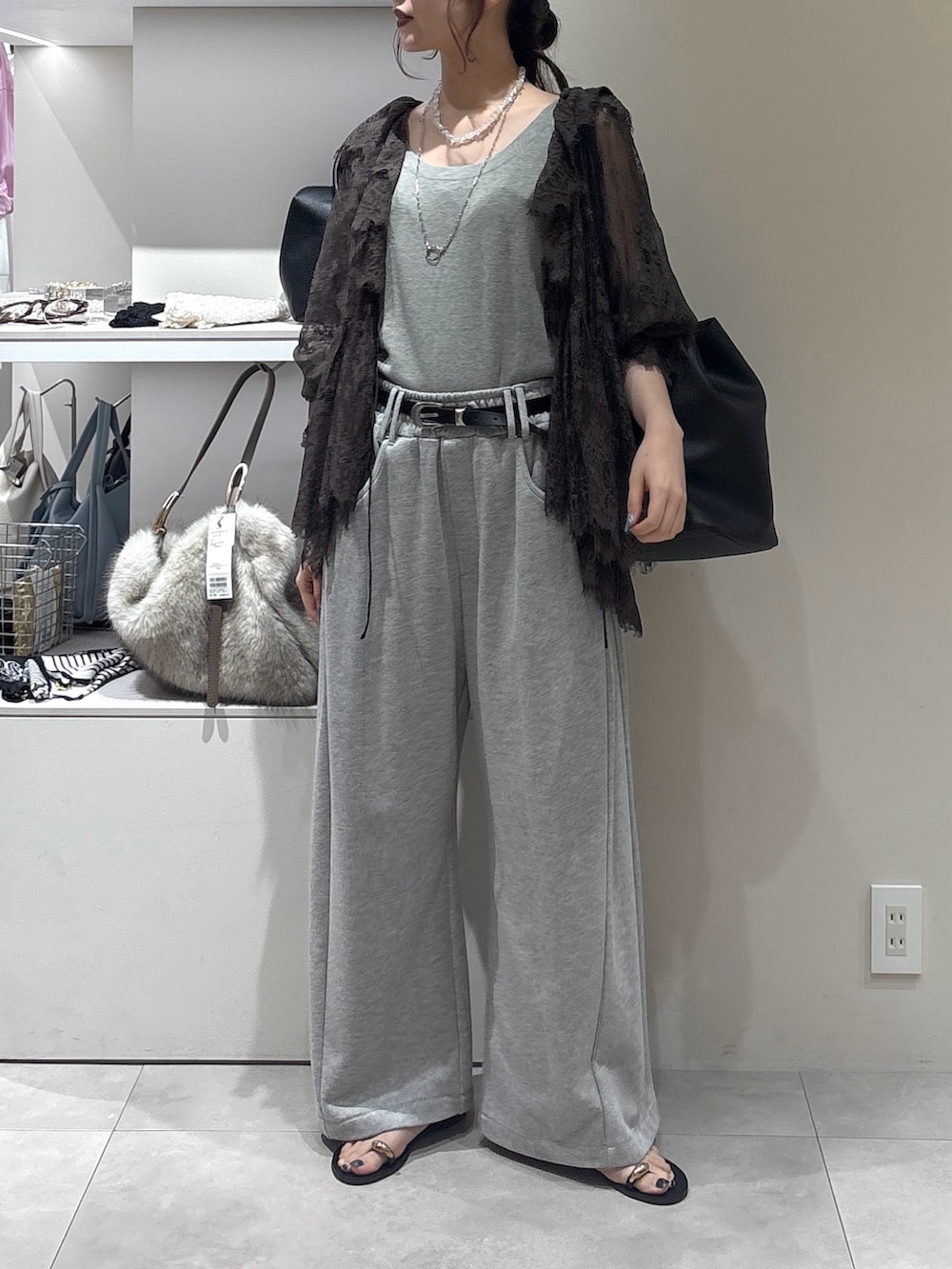 グレー系のスウェットパンツ、ブラウン系のシャツ/ブラウス、グレー系のニット/セーターを着用したレディースの夏コーディネートの2枚目の写真