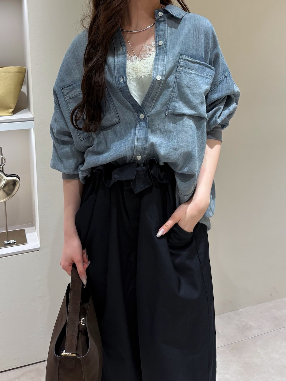 グレー系のその他パンツ、ブルー系のシャツ/ブラウス、ホワイト系のキャミソールを着用したレディースの春コーディネートの3枚目の写真