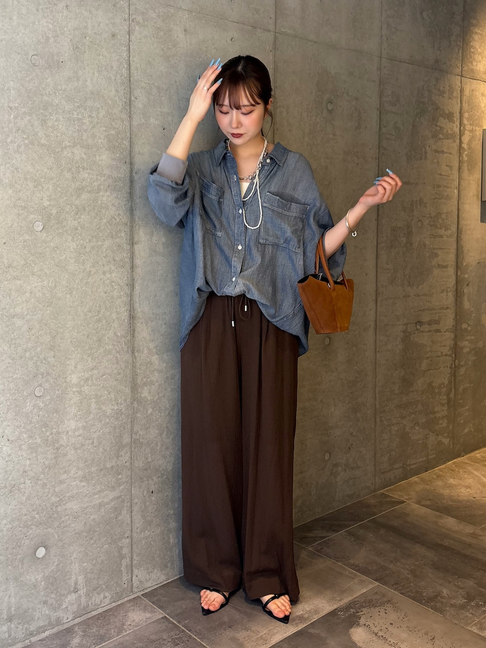 ブラウン系のその他パンツ、ブルー系のシャツ/ブラウス、ブラック系のサンダルを着用したレディースの夏コーディネートの3枚目の写真