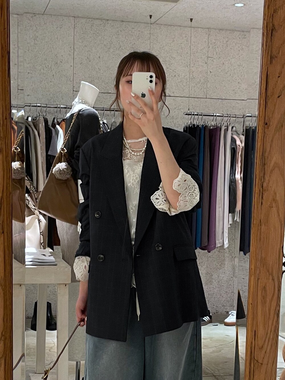 ブルー系のその他パンツ、グレー系のテーラードジャケット、ブラウン系のショルダーバッグを着用したレディースの秋コーディネートの2枚目の写真