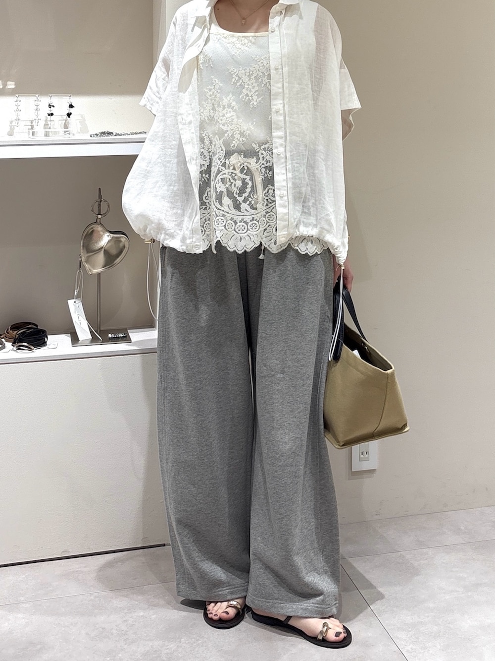 ホワイト系のシャツ/ブラウス、ホワイト系のタンクトップ、ホワイト系のシャツ/ブラウスを着用したレディースの春コーディネートの2枚目の写真