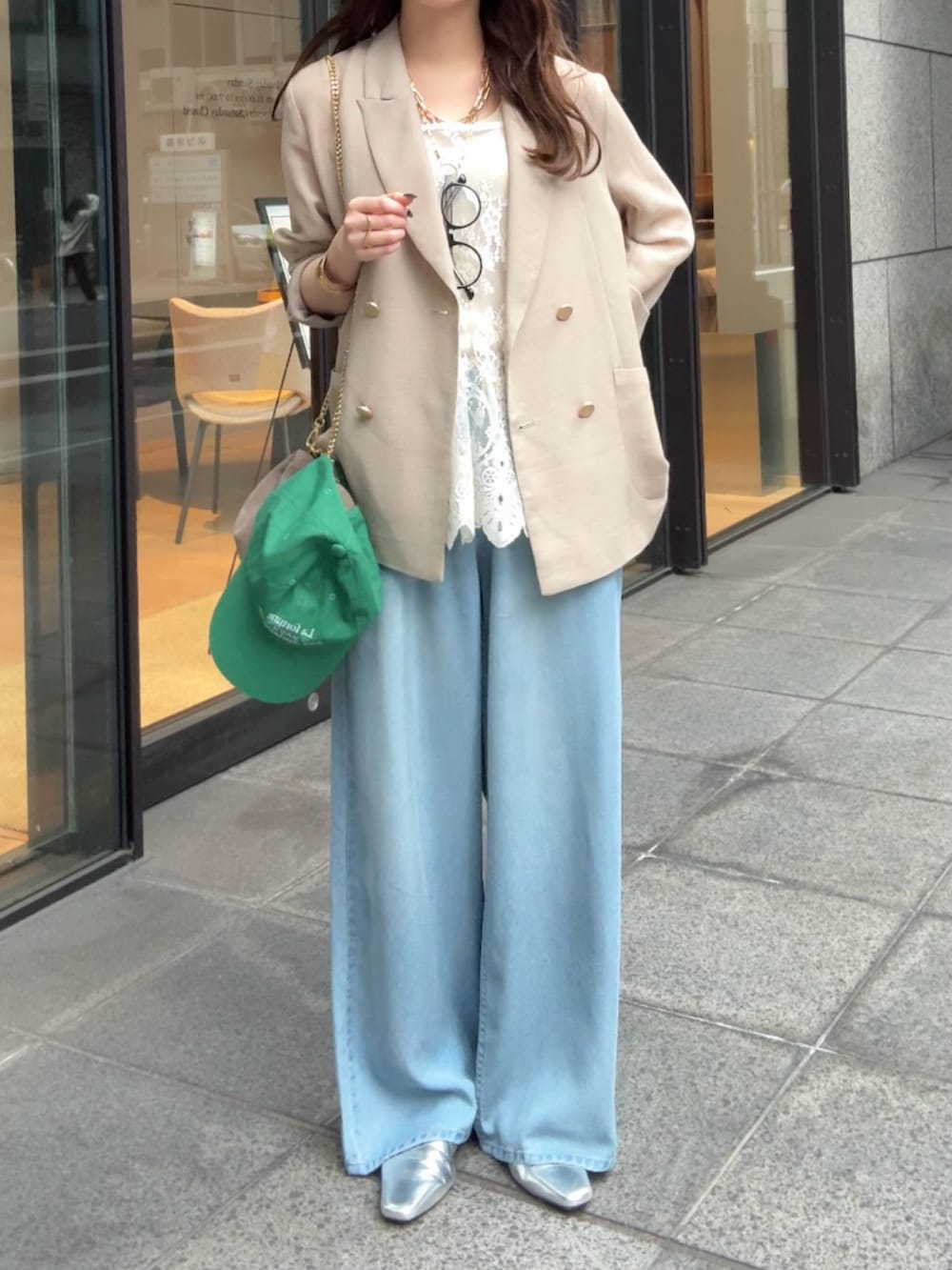 ホワイト系のシャツ/ブラウス、ベージュ系のタンクトップ、ベージュ系のテーラードジャケットを着用したレディースの春コーディネートの3枚目の写真