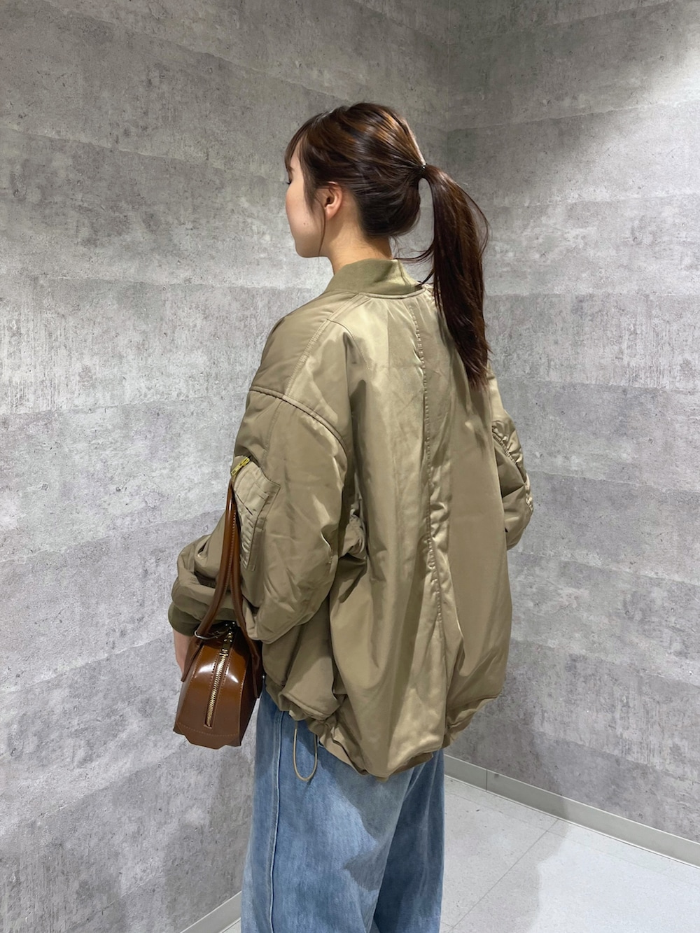 ホワイト系のTシャツ/カットソー、グレー系のTシャツ/カットソー、ブルー系のデニムパンツを着用したレディースの秋コーディネートの3枚目の写真