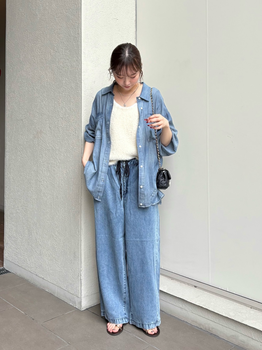 ブルー系のシャツ/ブラウス、ホワイト系のTシャツ/カットソー、ホワイト系のニット/セーターを着用したレディースの夏コーディネートの3枚目の写真