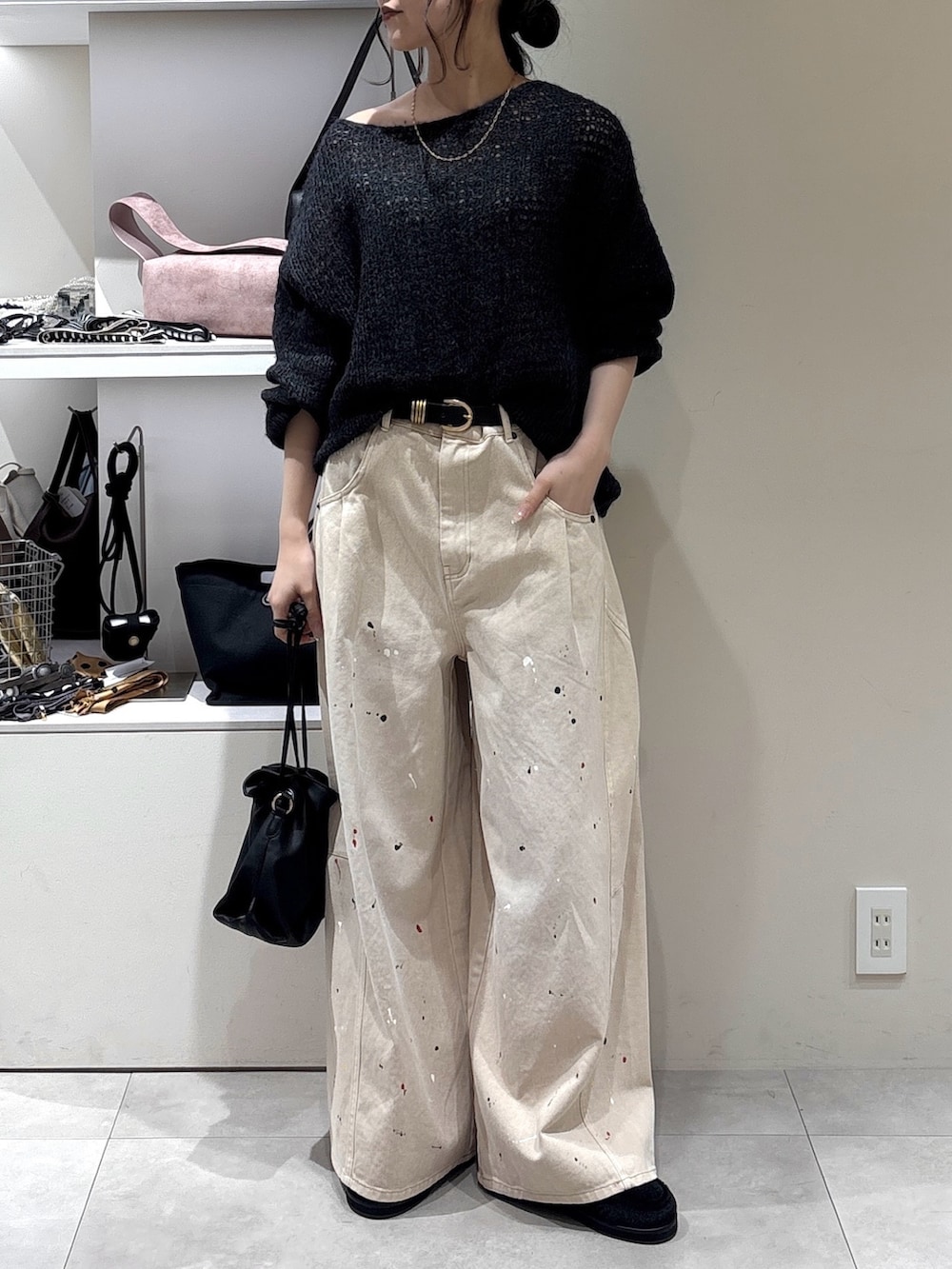ベージュ系のその他パンツ、ブラック系のその他シューズ、ブラック系のトートバッグを着用したレディースの秋コーディネートの2枚目の写真