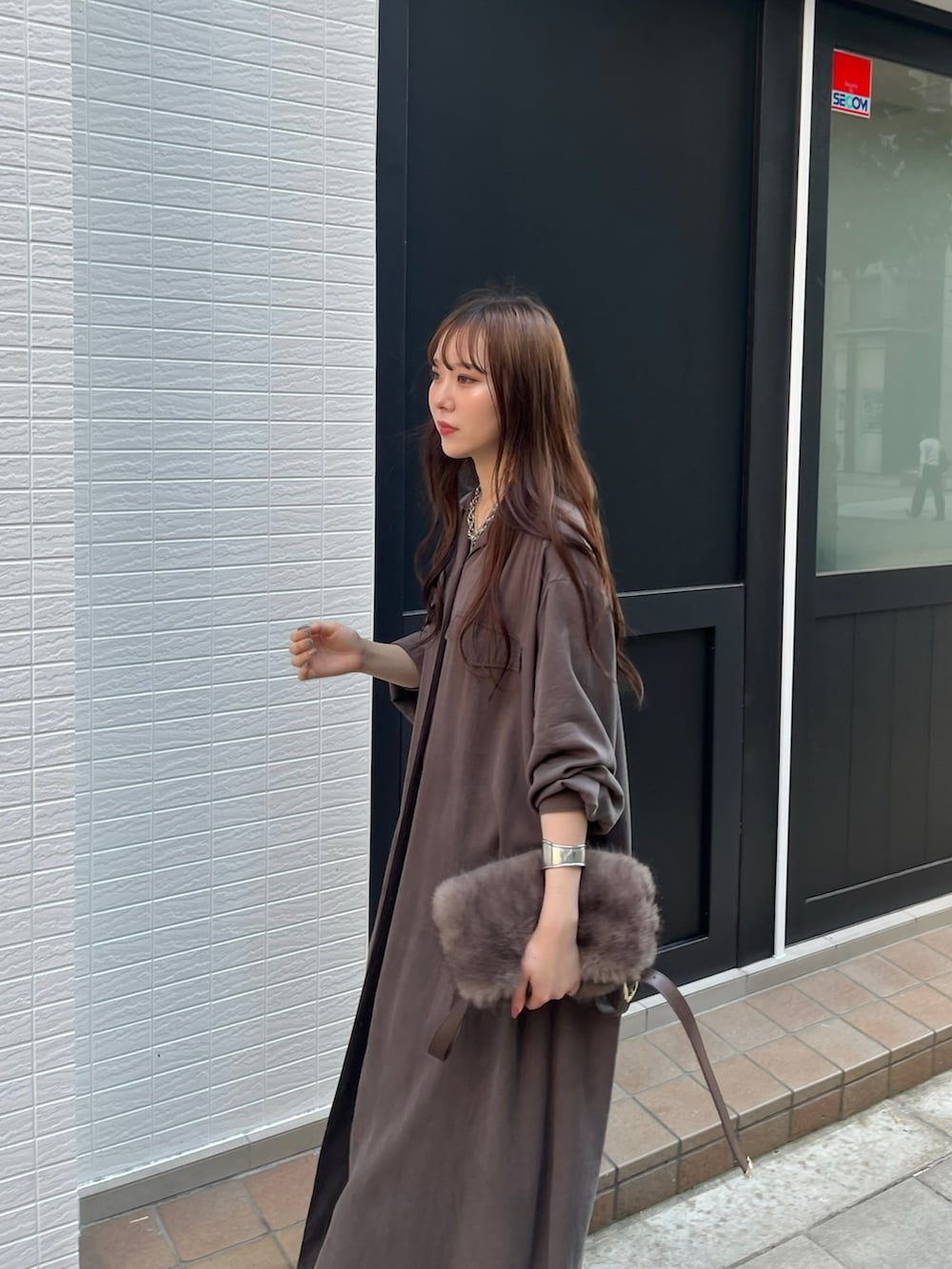 ブラウン系のワンピース、グレー系のショルダーバッグ、シルバー系のバレエシューズを着用したレディースの秋コーディネートの3枚目の写真