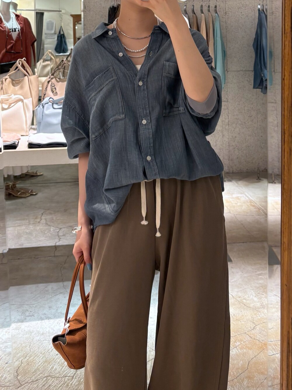 ブルー系のシャツ/ブラウス、ブラウン系のその他パンツ、その他のネックレスを着用したレディースの夏コーディネートの3枚目の写真