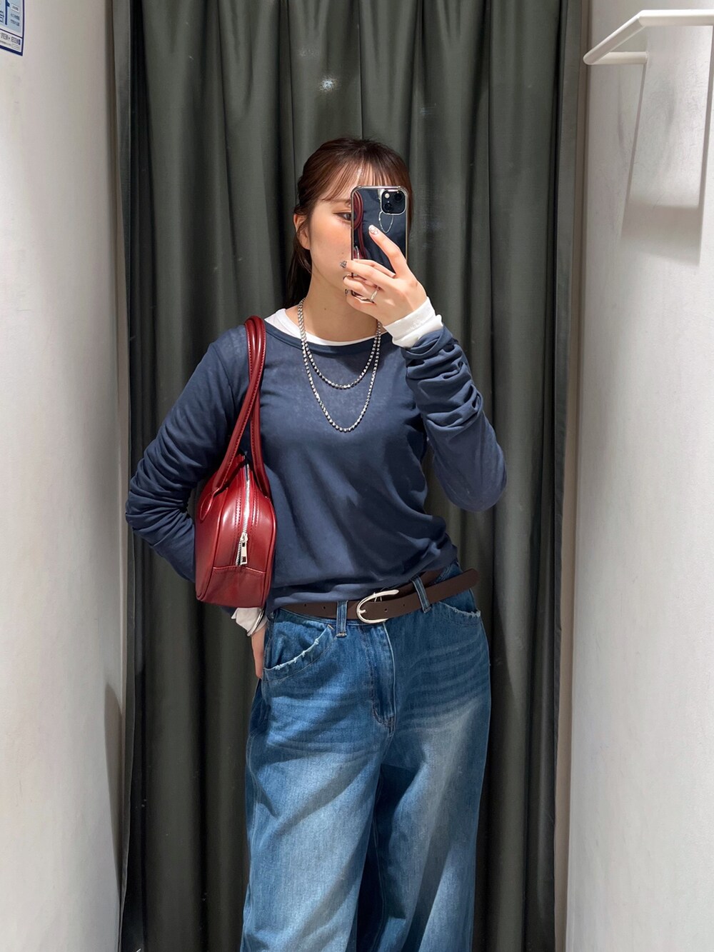 ブルー系のデニムパンツ、シルバー系のパンプス、ホワイト系のTシャツ/カットソーを着用したレディースの秋コーディネートの6枚目の写真