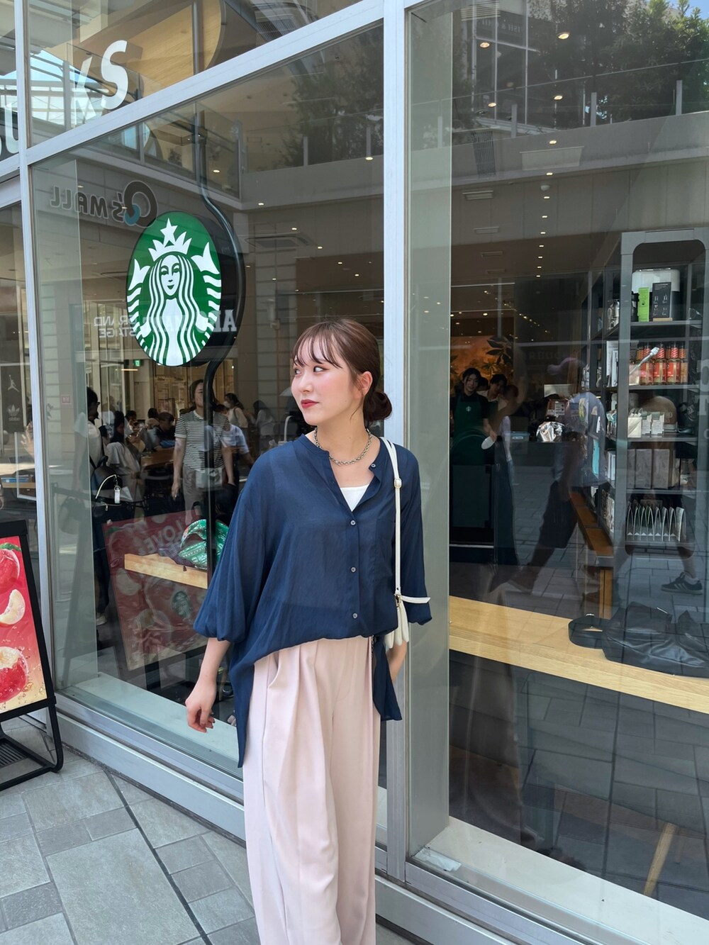 ピンク系のスラックス、ブルー系のシャツ/ブラウス、ホワイト系のタンクトップを着用したレディースの夏コーディネートの7枚目の写真