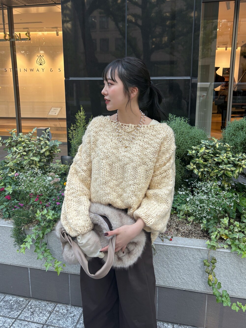 イエロー系のTシャツ/カットソー、ブラウン系のその他パンツ、ブラウン系のパンプスを着用したレディースの秋コーディネートの2枚目の写真