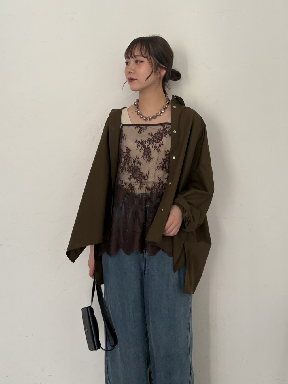 ブルー系のデニムパンツ、ベージュ系のタンクトップ、グリーン系のシャツ/ブラウスを着用したレディースの夏コーディネートの7枚目の写真