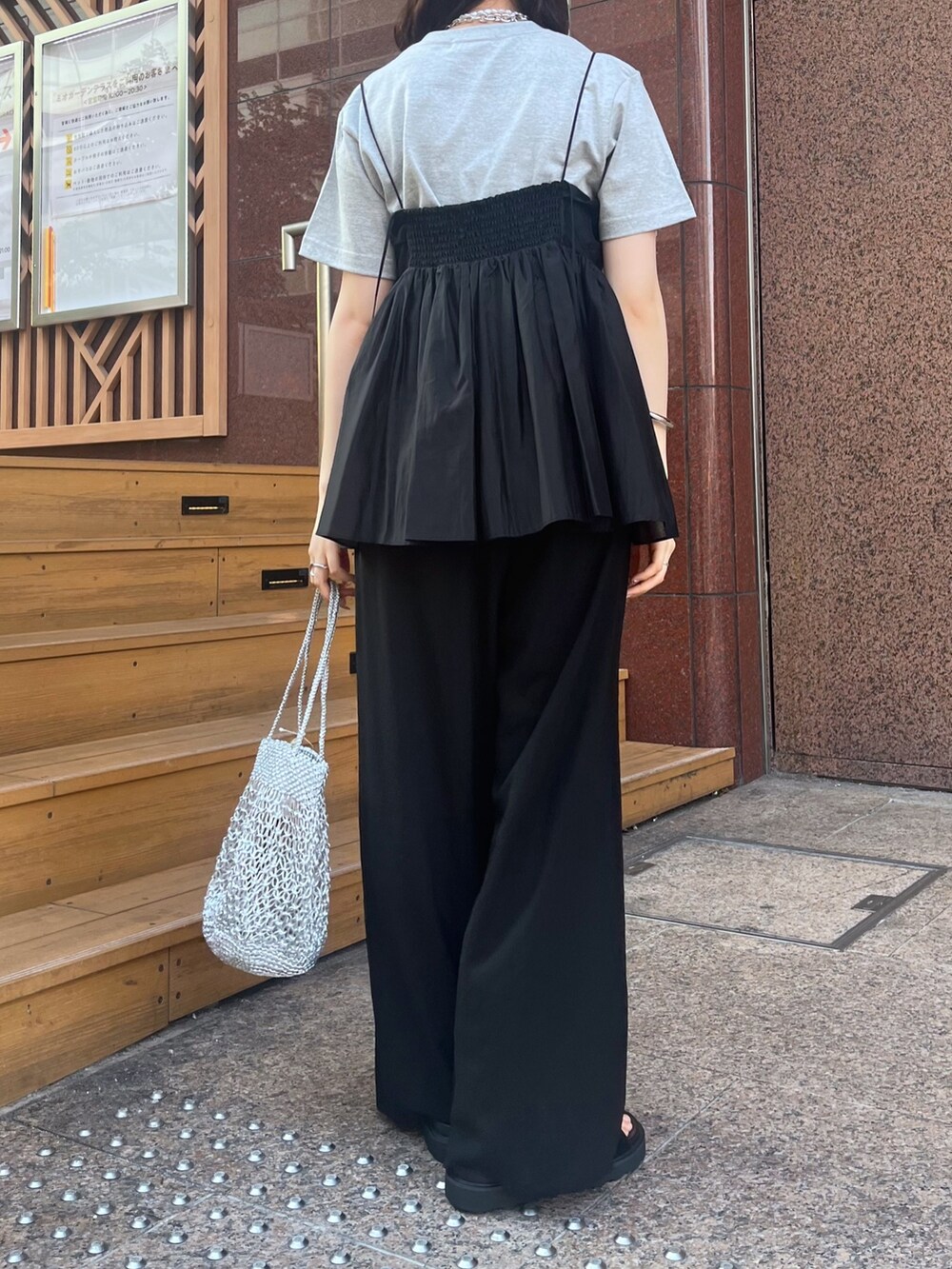 グレー系のTシャツ/カットソー、ブラック系のパンツ、ブラック系のキャミソールを着用したレディースの夏コーディネートの9枚目の写真
