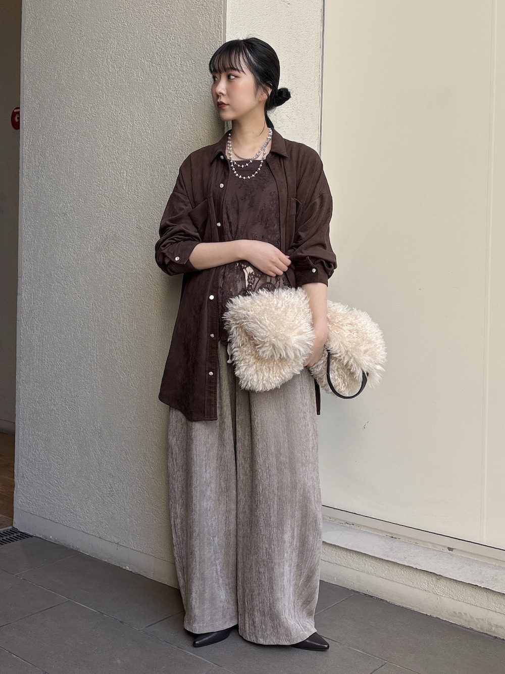 ブラウン系のシャツ/ブラウス、ブラウン系のタンクトップ、ブラウン系のシャツ/ブラウスを着用したレディースの秋コーディネートの2枚目の写真