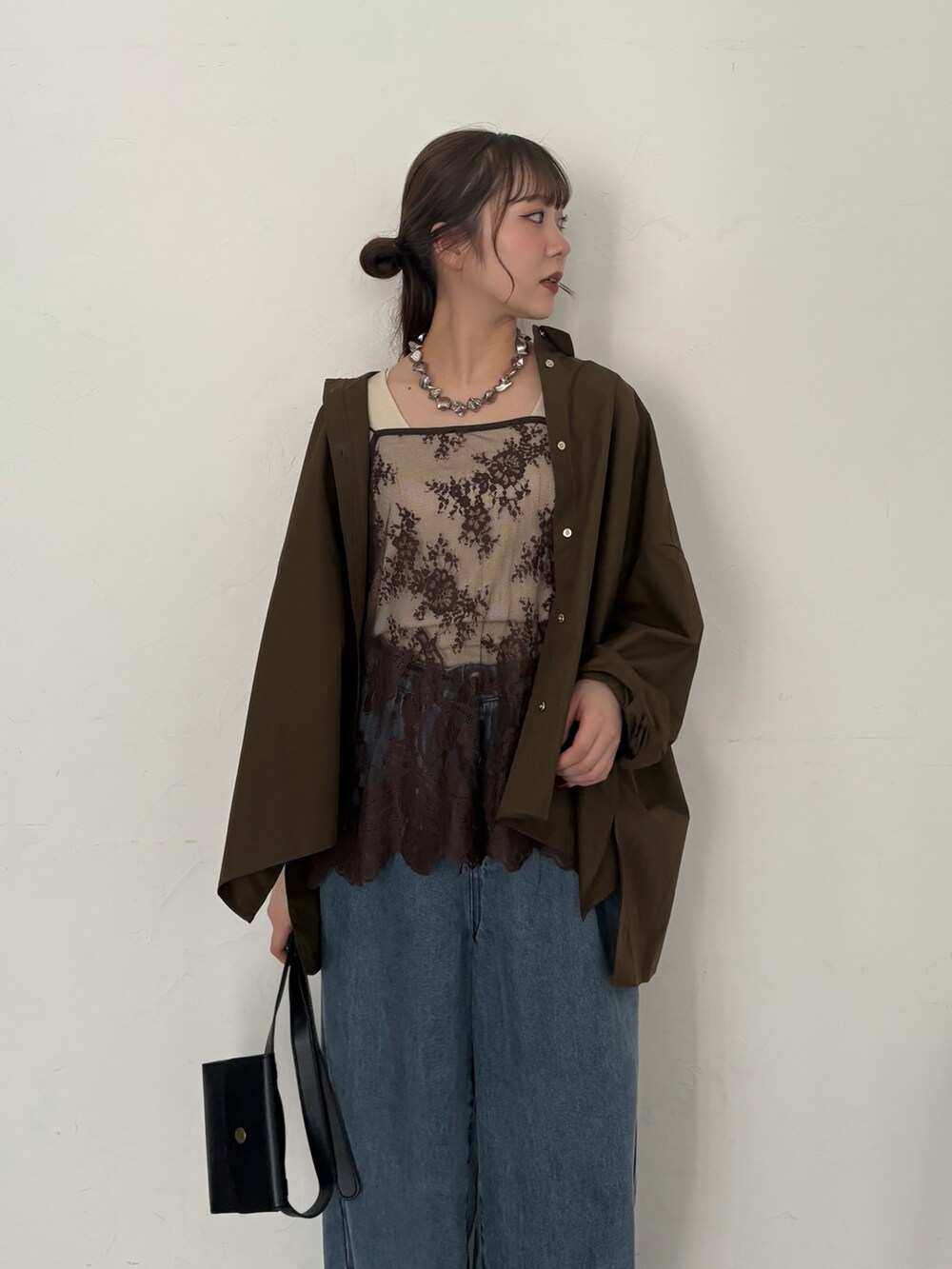 ブルー系のデニムパンツ、ベージュ系のタンクトップ、グリーン系のシャツ/ブラウスを着用したレディースの夏コーディネートの3枚目の写真