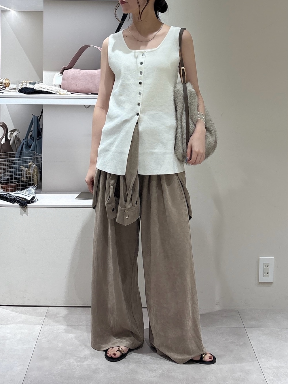 ベージュ系のその他パンツ、ベージュ系のシャツ/ブラウス、ホワイト系のトートバッグを着用したレディースの夏コーディネートの2枚目の写真