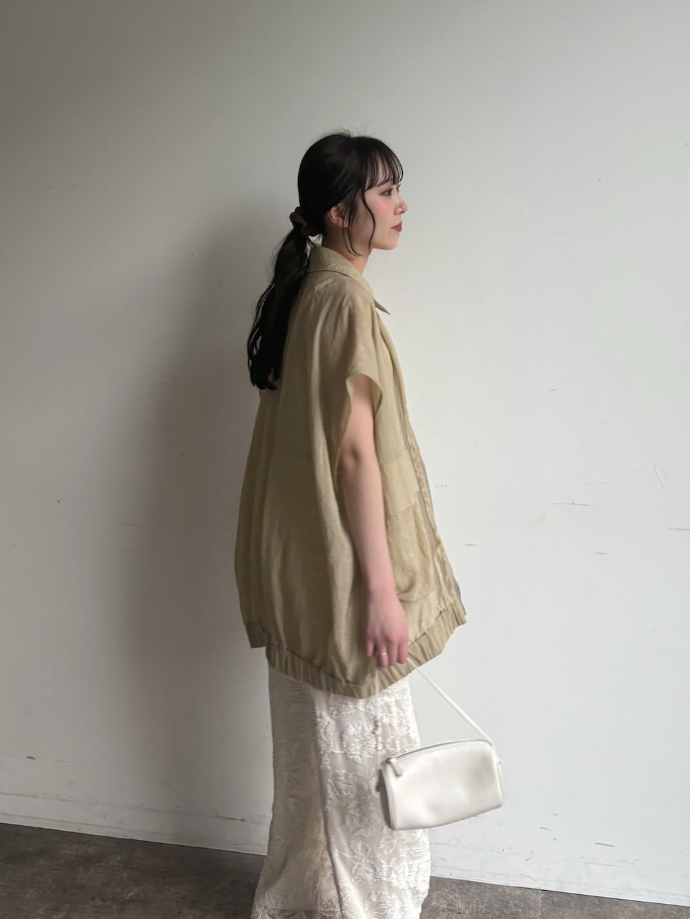 ホワイト系のその他パンツ、ホワイト系のシャツ/ブラウス、シルバー系のネックレスを着用したレディースの春コーディネートの3枚目の写真