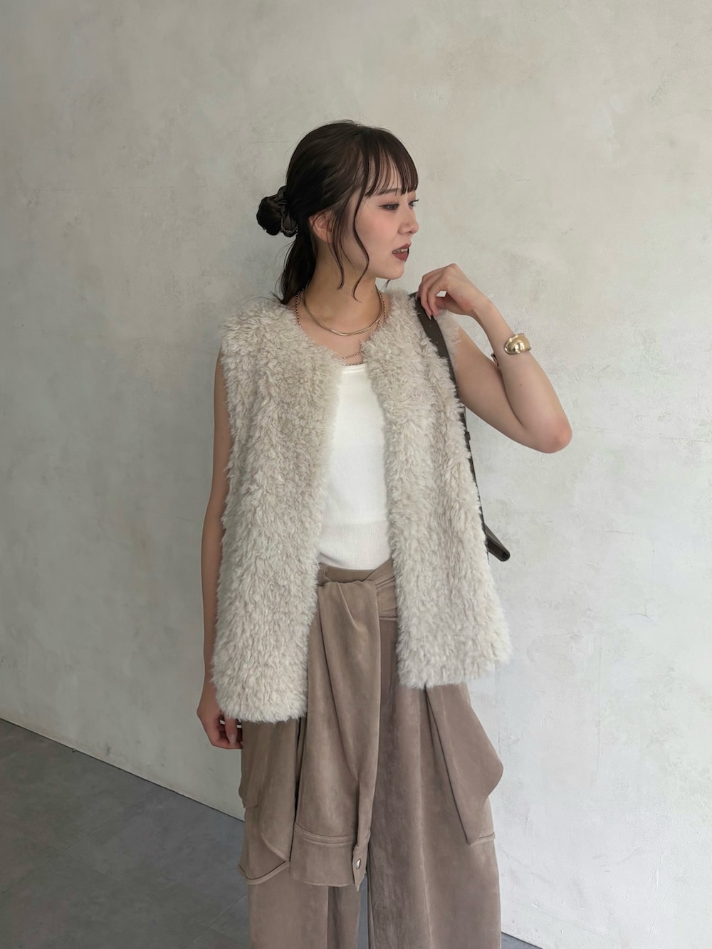 ベージュ系のシャツ/ブラウス、ベージュ系のその他パンツ、ゴールド系のネックレスを着用したレディースの夏コーディネートの2枚目の写真