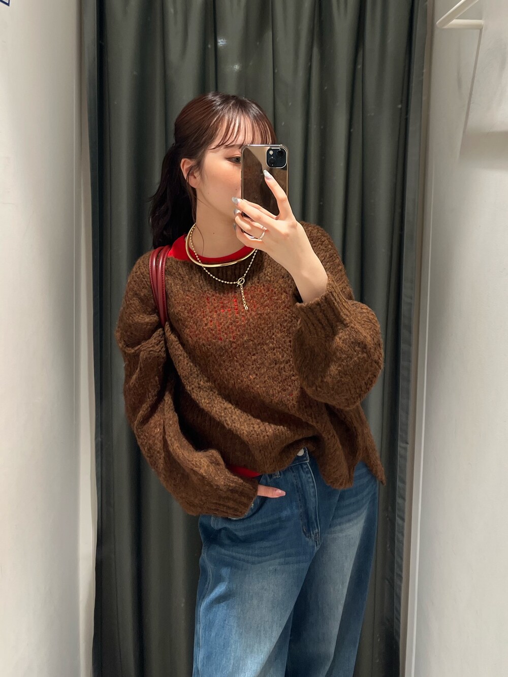 ブルー系のデニムパンツ、ピンク系のバレエシューズ、レッド系のTシャツ/カットソーを着用したレディースの秋コーディネートの3枚目の写真