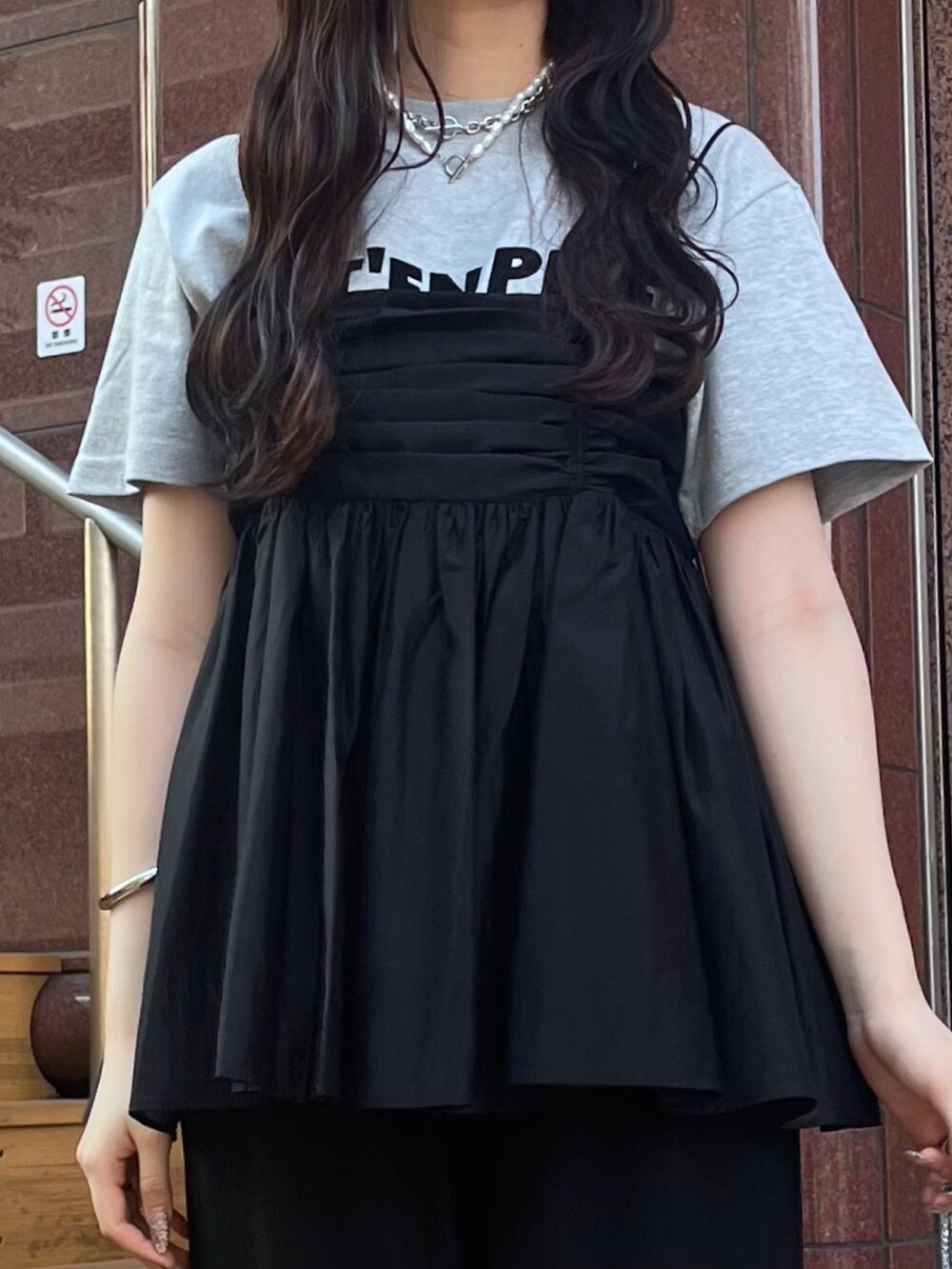 グレー系のTシャツ/カットソー、ブラック系のパンツ、ブラック系のキャミソールを着用したレディースの夏コーディネートの5枚目の写真