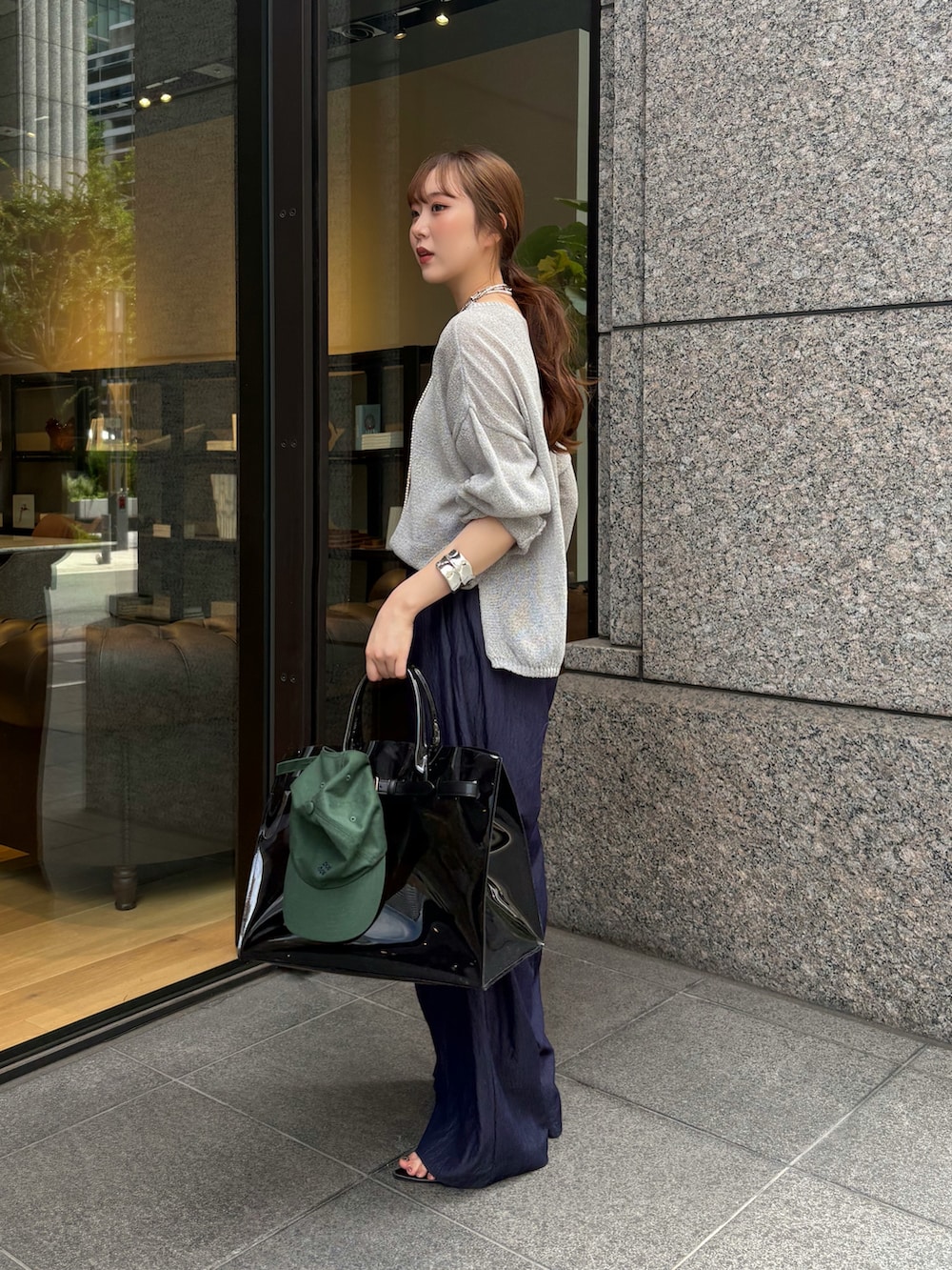 ブルー系のその他パンツ、ブラック系のショルダーバッグ、グレー系のニット/セーターを着用したレディースの夏コーディネートの4枚目の写真