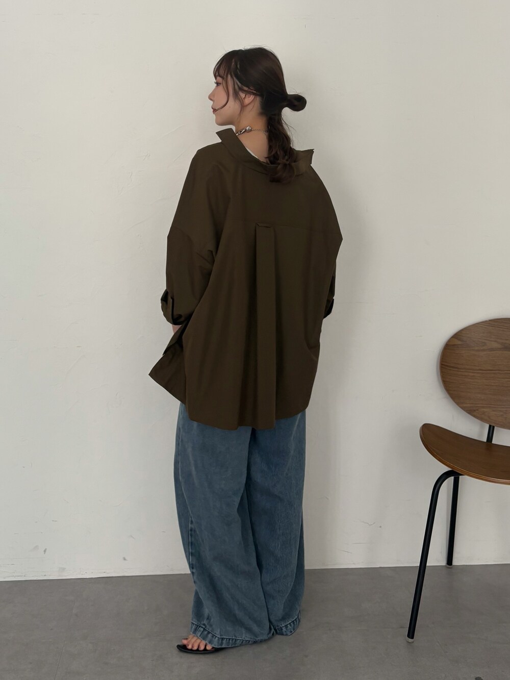 ブルー系のデニムパンツ、ベージュ系のタンクトップ、グリーン系のシャツ/ブラウスを着用したレディースの夏コーディネートの2枚目の写真