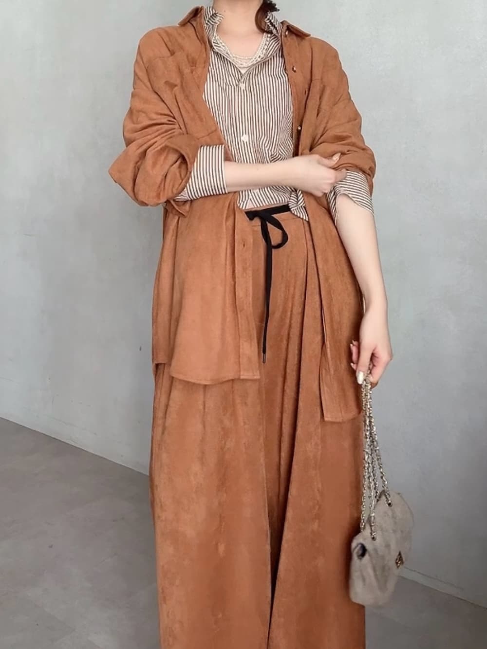 イエロー系のシャツ/ブラウス、ブラウン系のシャツ/ブラウス、イエロー系のその他パンツを着用したレディースの夏コーディネートの4枚目の写真