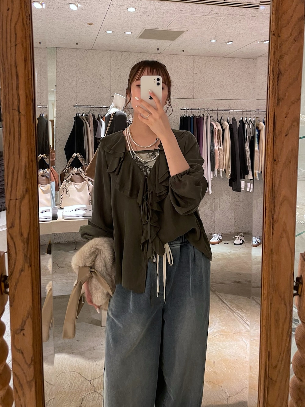 グリーン系のシャツ/ブラウス、グリーン系のシャツ/ブラウス、ホワイト系のタンクトップを着用したレディースの秋コーディネートの2枚目の写真