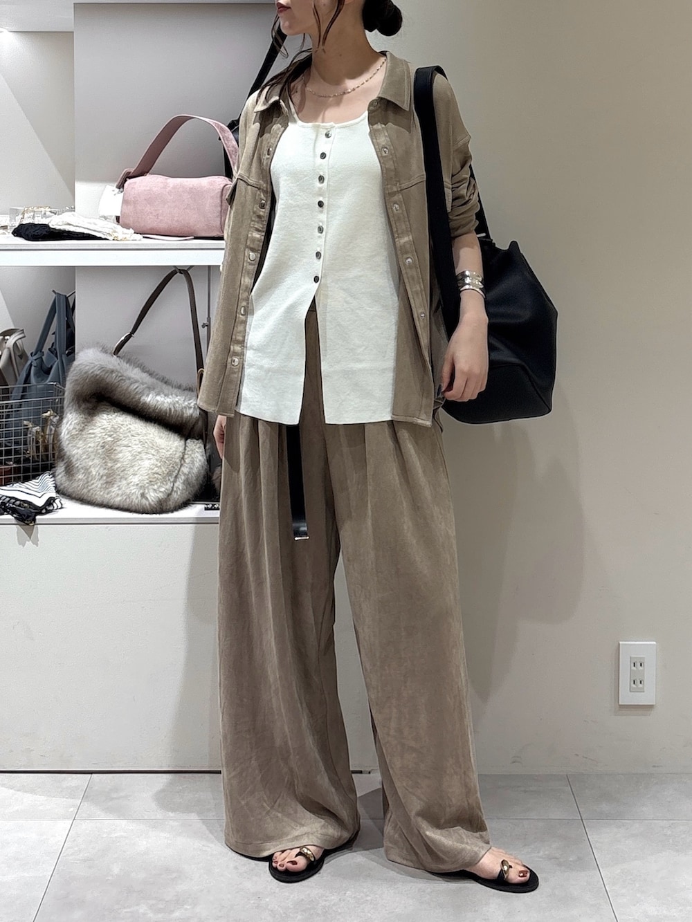 ベージュ系のその他パンツ、ベージュ系のシャツ/ブラウス、ブラック系のショルダーバッグを着用したレディースの夏コーディネートの2枚目の写真