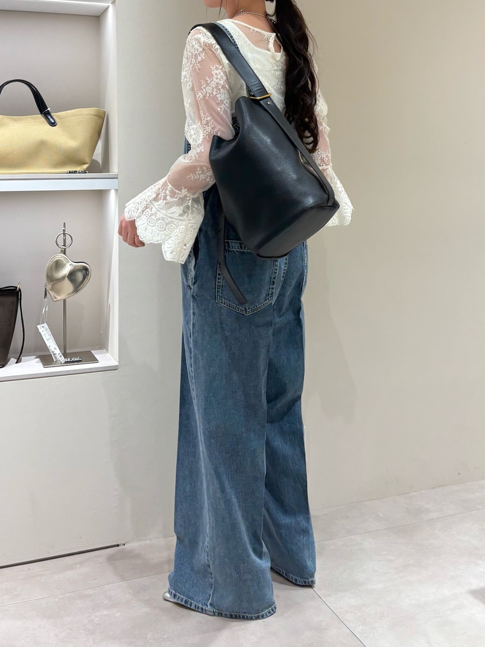 ブルー系のつなぎ/オールインワン、ブラック系のショルダーバッグ、ホワイト系のシャツ/ブラウスを着用したレディースの春コーディネートの3枚目の写真