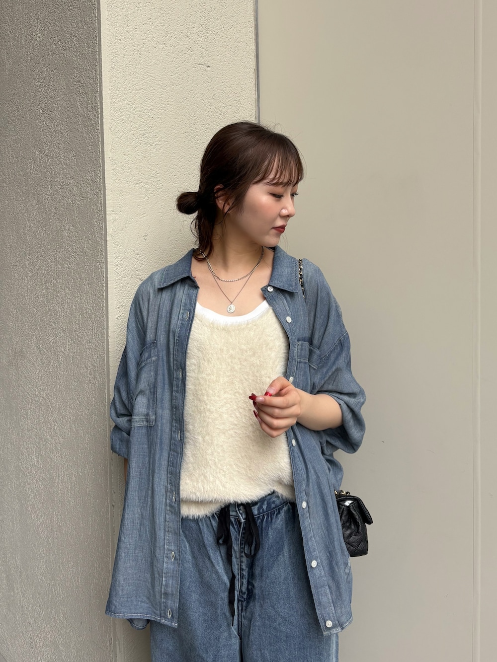 ブルー系のシャツ/ブラウス、ホワイト系のTシャツ/カットソー、ホワイト系のニット/セーターを着用したレディースの夏コーディネートの4枚目の写真