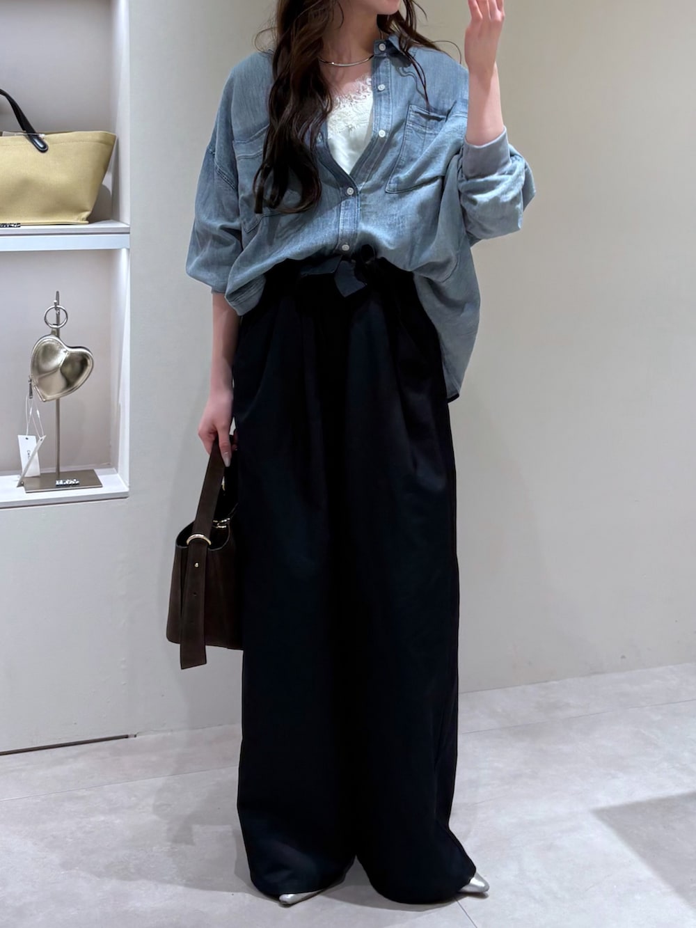 グレー系のその他パンツ、ブルー系のシャツ/ブラウス、ホワイト系のキャミソールを着用したレディースの春コーディネートの2枚目の写真