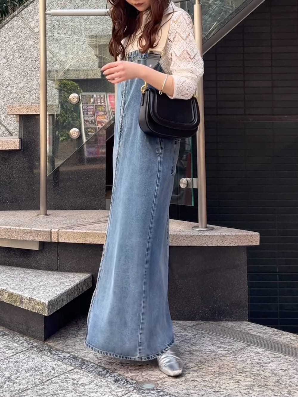 ブルー系のワンピース、ホワイト系のシャツ/ブラウス、シルバー系のブレスレットを着用したレディースの春コーディネートの3枚目の写真