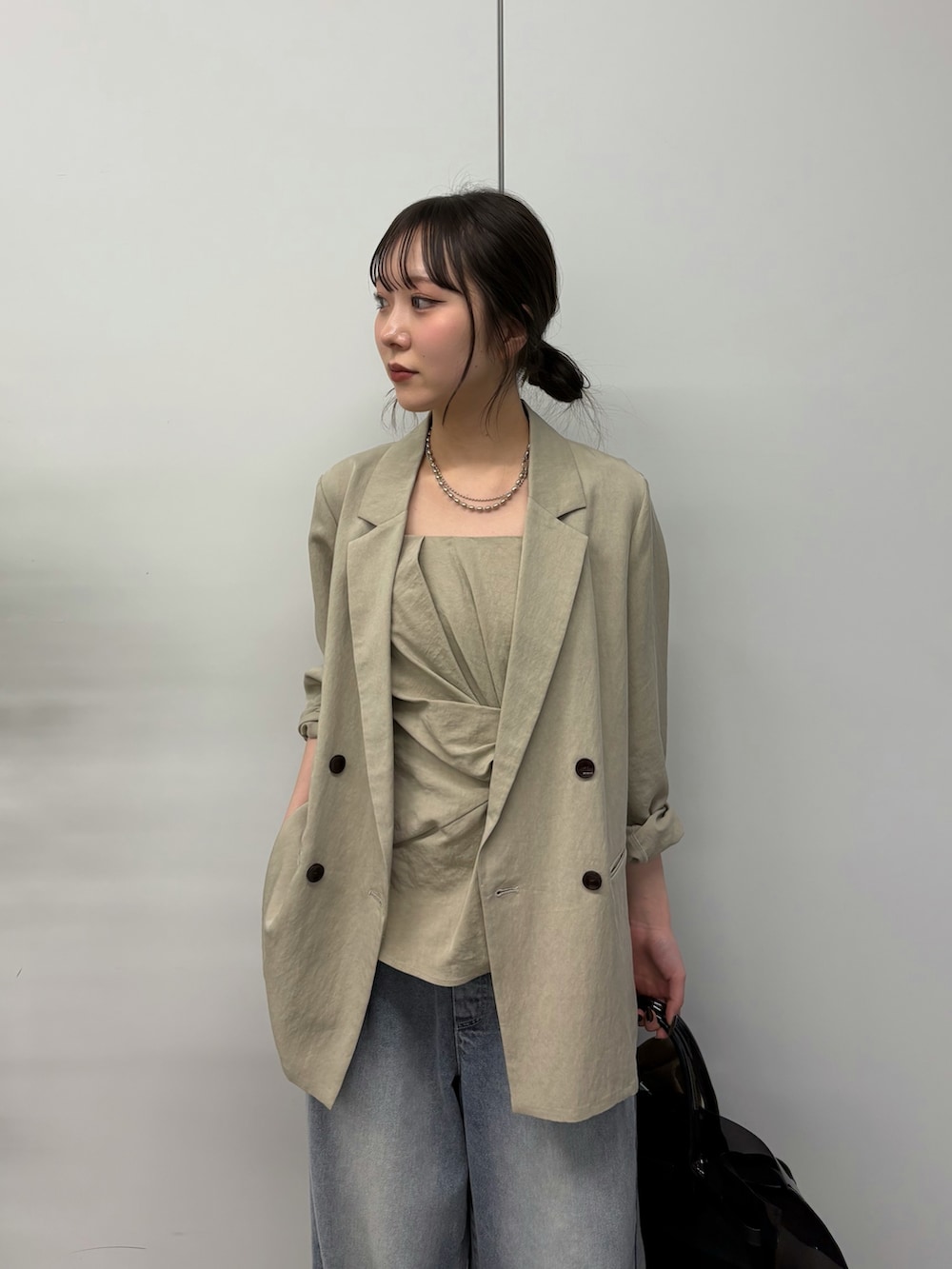 ブルー系のデニムパンツ、ベージュ系のテーラードジャケット、ベージュ系のシャツ/ブラウスを着用したレディースの冬コーディネートの2枚目の写真