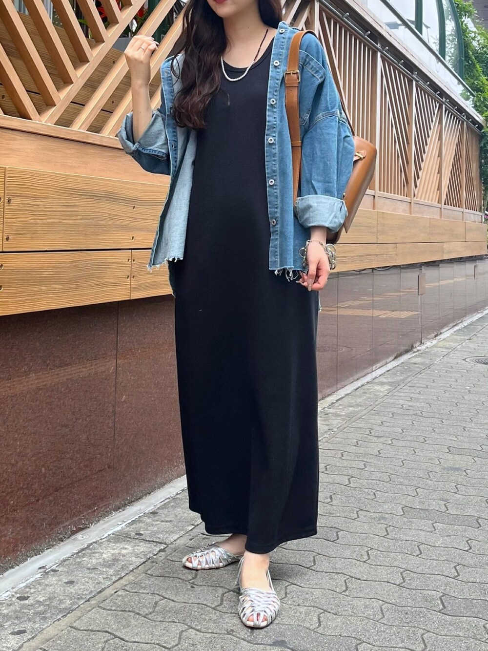 ブラック系のワンピース/ドレス、ブルー系のシャツ/ブラウス、シルバー系のパンプスを着用したレディースの夏コーディネートの2枚目の写真