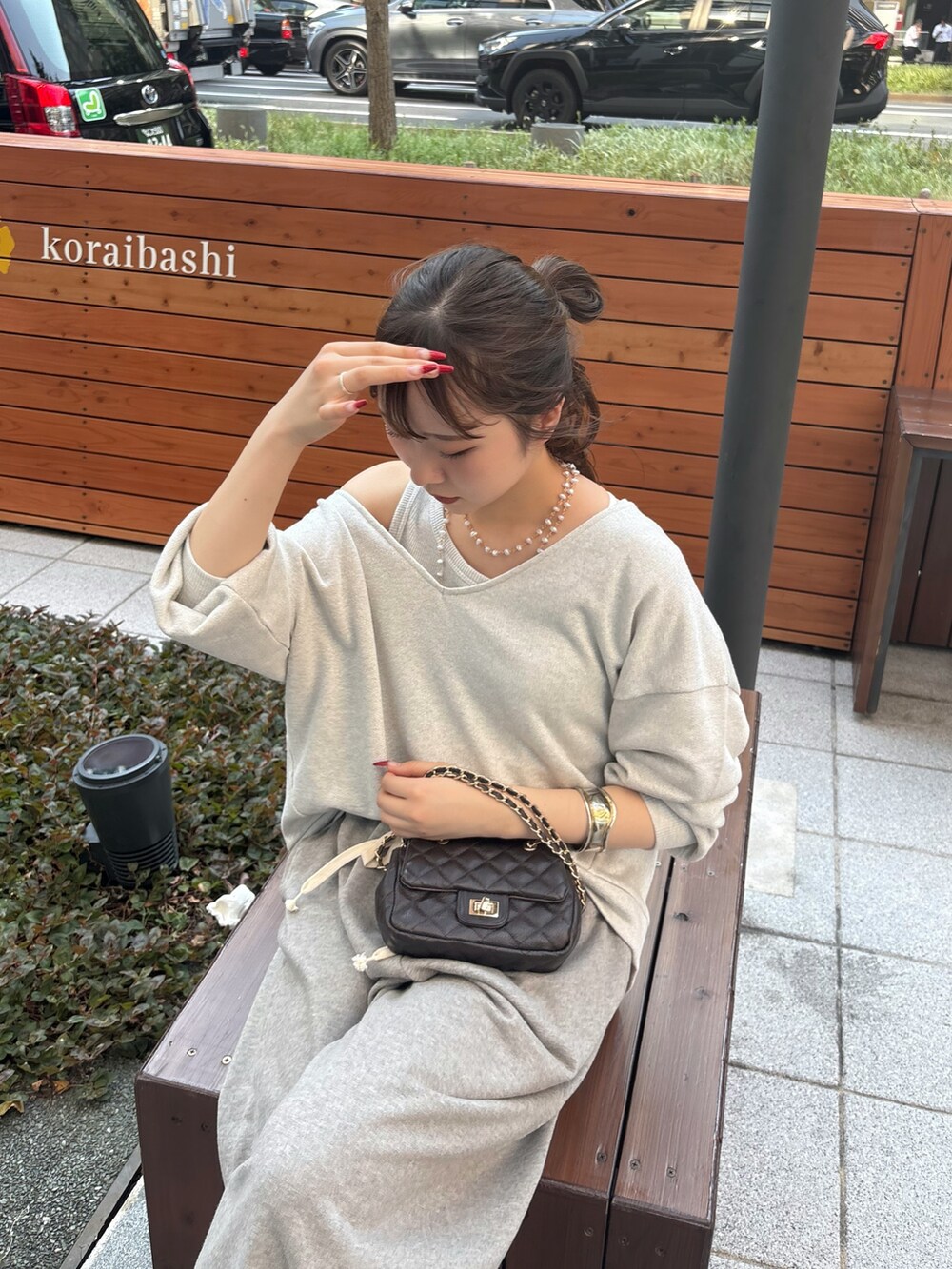 グレー系のその他パンツ、ブラック系のショルダーバッグ、グレー系のTシャツ/カットソーを着用したレディースの夏コーディネートの2枚目の写真