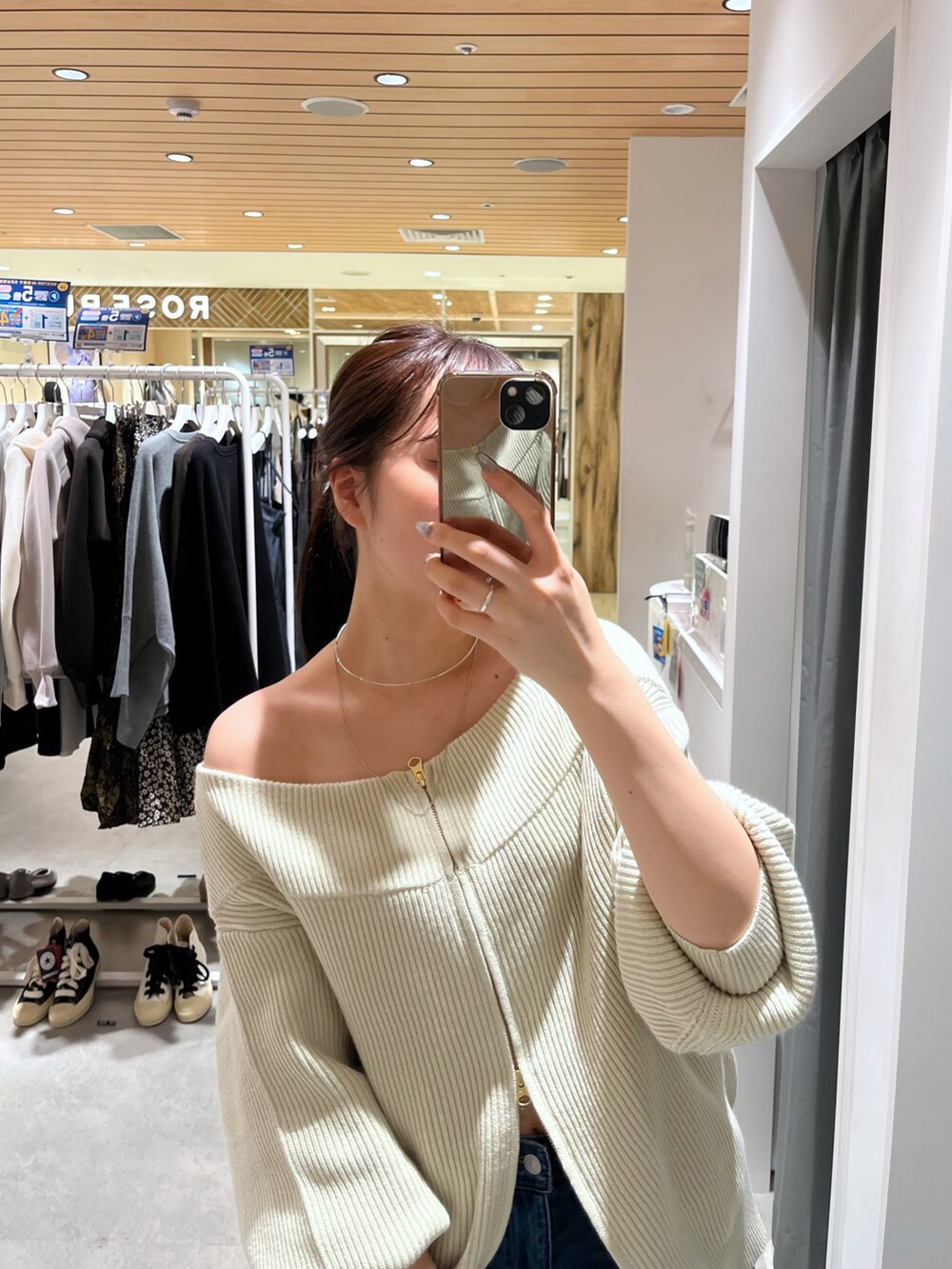 ベージュ系のニット/セーター、ブルー系のデニムパンツ、シルバー系のパンプスを着用したレディースの秋コーディネートの2枚目の写真