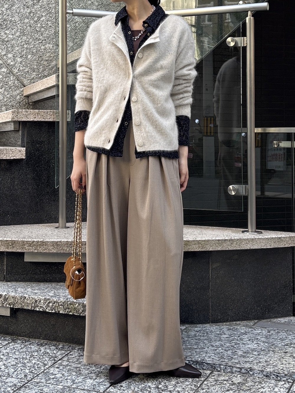 ブルー系のシャツ/ブラウス、ホワイト系のカーディガン/ボレロ、ブラウン系のタンクトップを着用したレディースの秋コーディネートの3枚目の写真