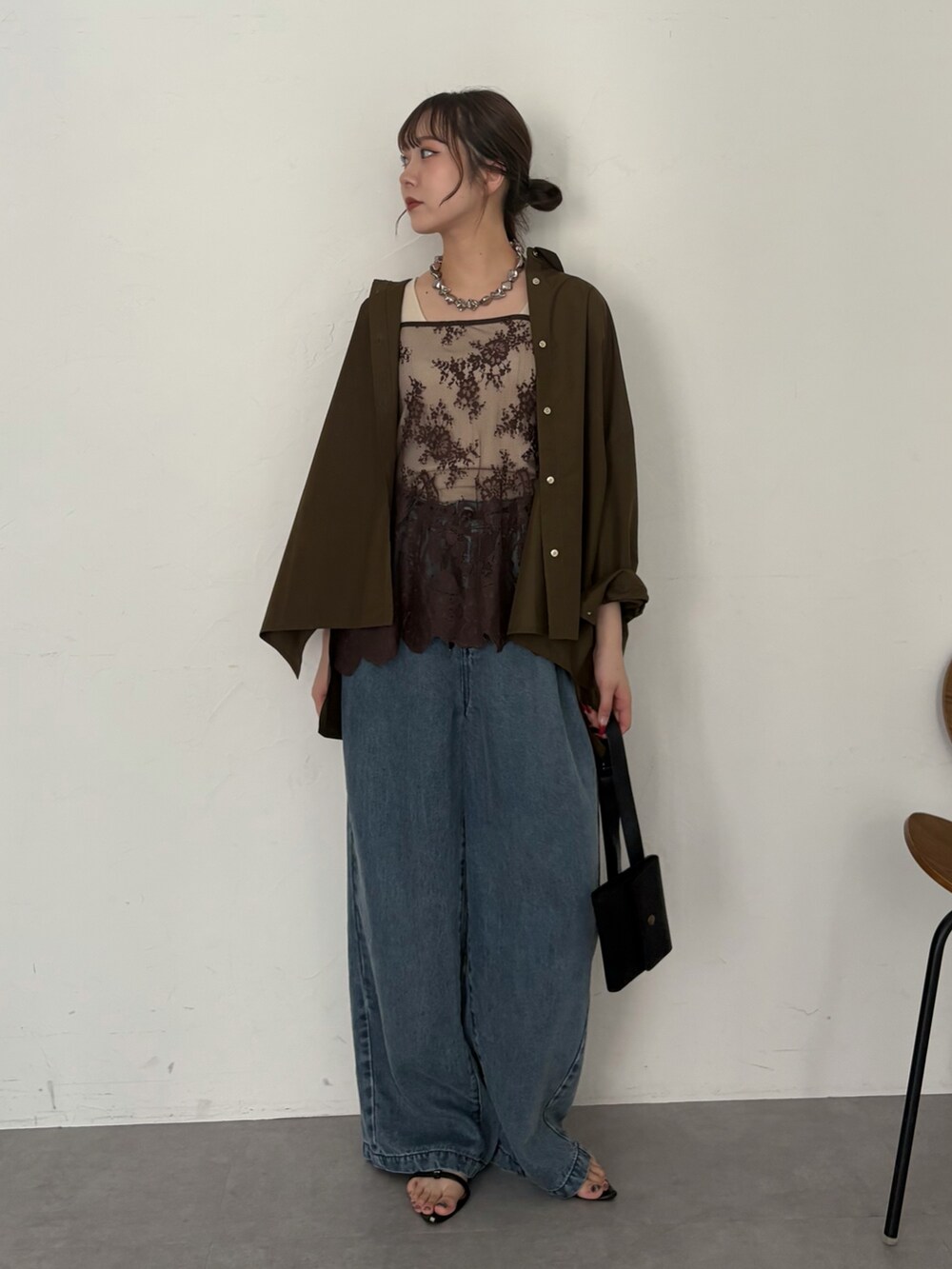 ブルー系のデニムパンツ、ベージュ系のタンクトップ、グリーン系のシャツ/ブラウスを着用したレディースの夏コーディネートの5枚目の写真