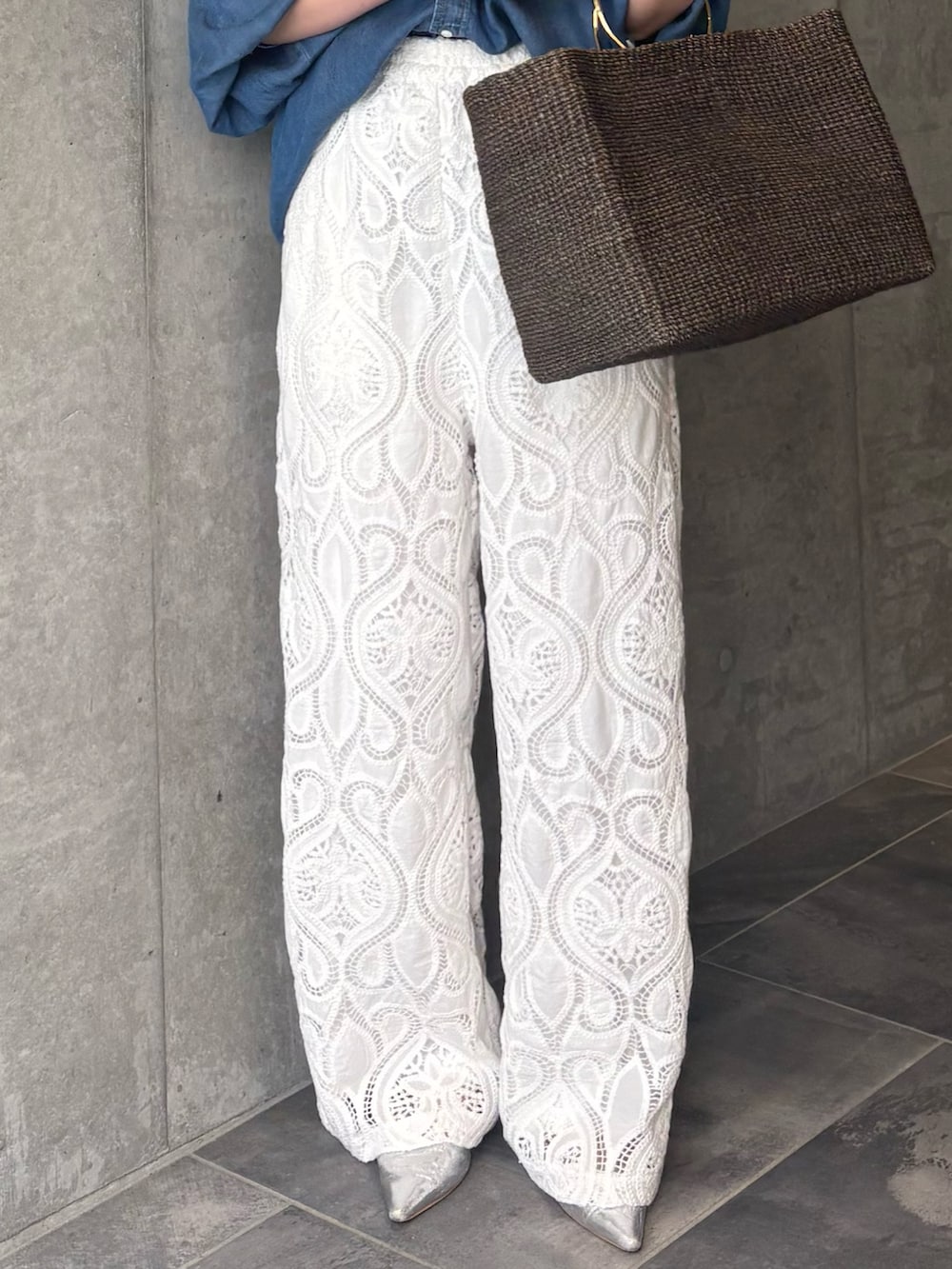 ホワイト系のその他パンツ、ブルー系のシャツ/ブラウス、その他のネックレスを着用したレディースの春コーディネートの3枚目の写真