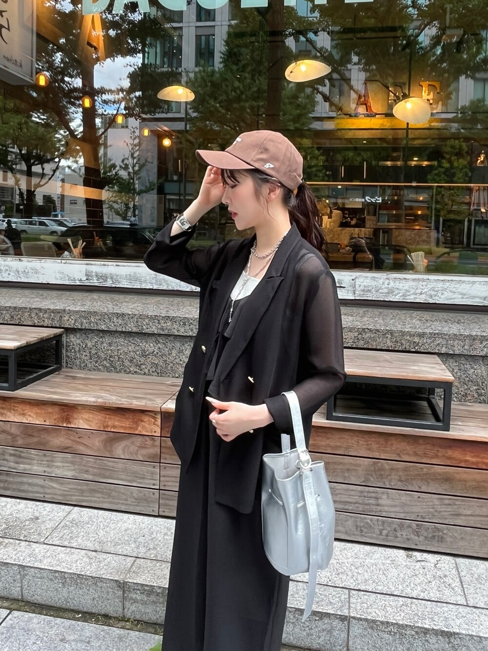 ブラック系のテーラードジャケット、グレー系のタンクトップ、ブラック系のつなぎ/オールインワンを着用したレディースの夏コーディネートの2枚目の写真